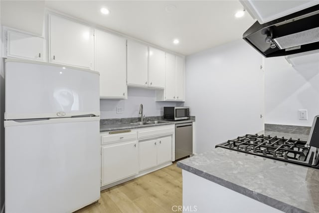 6245 Woodman Avenue 209, Valley Glen, CA 91401 — photo 4 of 31