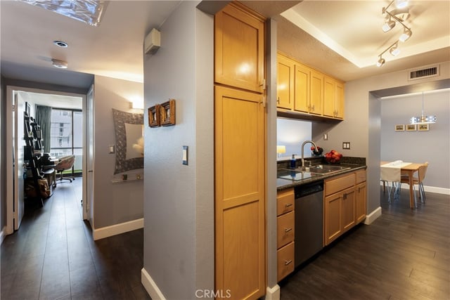 600 W 9th 811, Los Angeles, CA 90015 — photo 13 of 42