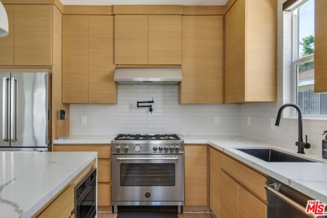 3763 S Gramercy Place, Los Angeles, CA 90018 — photo 13 of 28