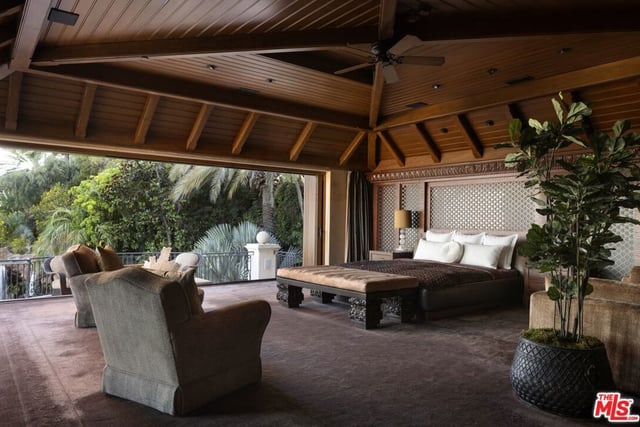 10066 Cielo Drive, Los Angeles, CA 90210 — photo 17 of 30