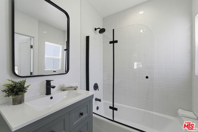 6018 S Harcourt Avenue, Los Angeles, CA 90043 — photo 14 of 25