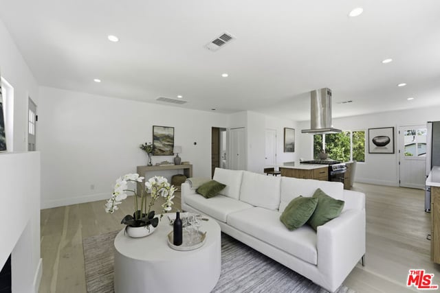 6018 S Harcourt Avenue, Los Angeles, CA 90043 — photo 4 of 25