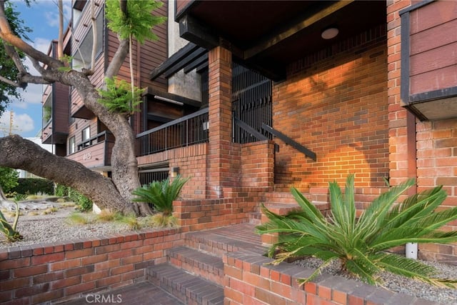 4425 Whitsett Avenue 210, Studio City, CA 91604 — photo 5 of 37