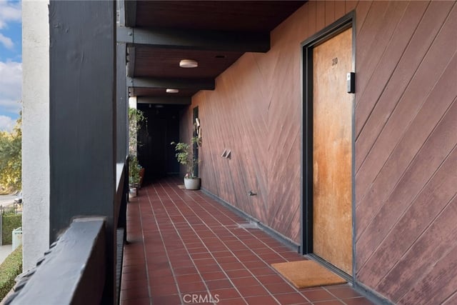 4425 Whitsett Avenue 210, Studio City, CA 91604 — photo 9 of 37