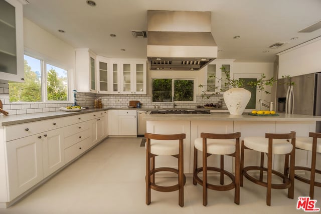 9146 St Ives Drive, West Hollywood, CA 90069 — photo 9 of 25