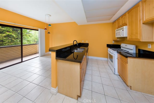 13819 Burbank Boulevard 7, Van Nuys, CA 91401 — photo 7 of 26