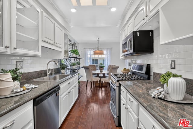 944 11th Street 9, Santa Monica, CA 90403 — photo 15 of 34