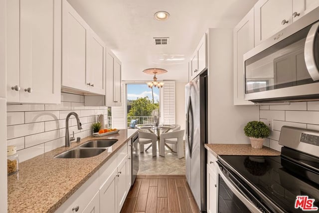 100 S Doheny Drive 402, Los Angeles, CA 90048 — photo 5 of 29