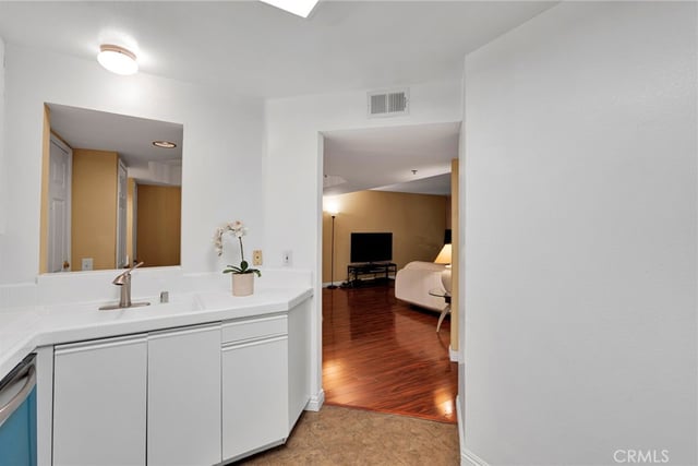 801 Pine Avenue 205, Long Beach, CA 90813 — photo 14 of 59
