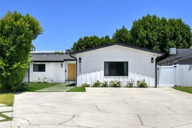 5531 Hermitage, Valley Village, CA 91607 — photo 4 of 37
