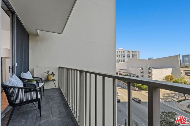 10433 Wilshire Boulevard 602, Los Angeles, CA 90024 — photo 7 of 15