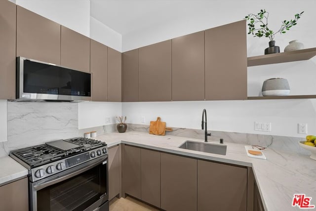 904 S New Hampshire Avenue PH-3, Los Angeles, CA 90006 — photo 14 of 45