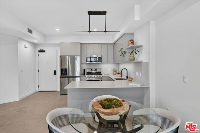 904 S New Hampshire Avenue 407, Los Angeles, CA 90006 — photo 8 of 40