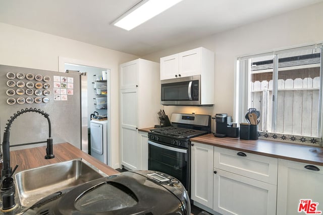 8030 Hesperia Avenue, Los Angeles, CA 91335 — photo 9 of 23