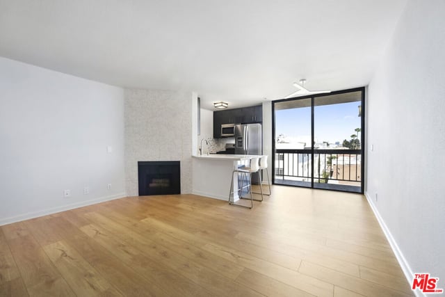 7320 Hawthorn Avenue 319, Los Angeles, CA 90046 — photo 3 of 28