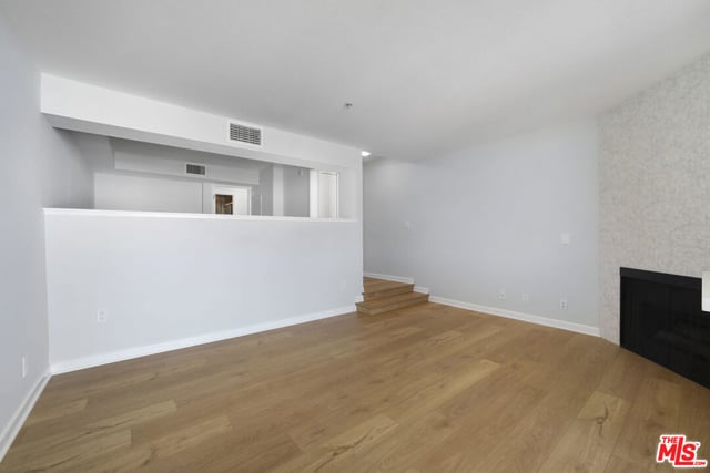 7320 Hawthorn Avenue 319, Los Angeles, CA 90046 — photo 5 of 28