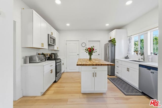 527 W 52nd Street, Los Angeles, CA 90037 — photo 5 of 26