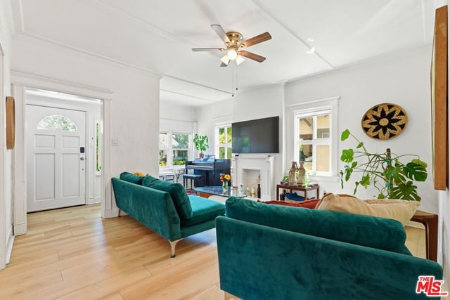 527 W 52nd Street, Los Angeles, CA 90037 — photo 9 of 26