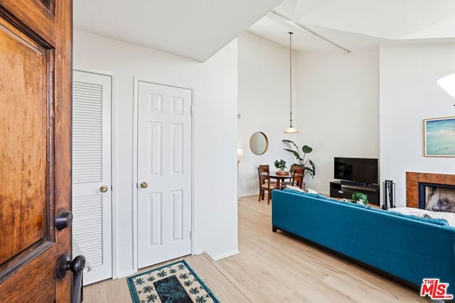 11918 Avon Way 6, Los Angeles, CA 90066 — photo 3 of 25