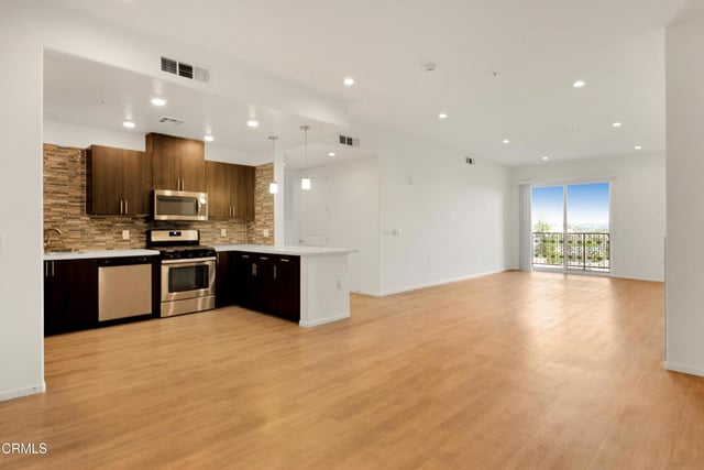 124 W Colorado Street 401, Glendale, CA 91204 — photo 3 of 63