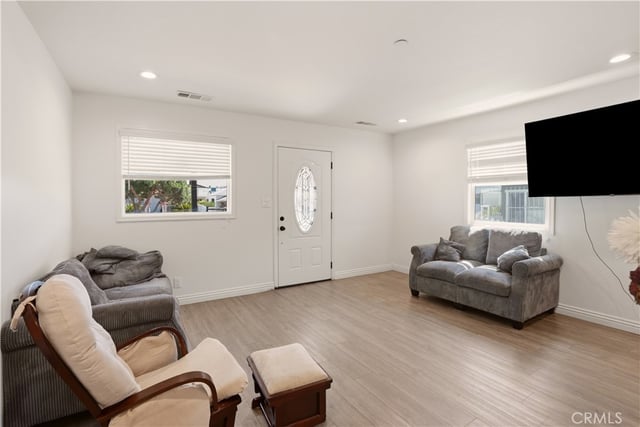 339 E 103 Street, Los Angeles, CA 90003 — photo 4 of 17