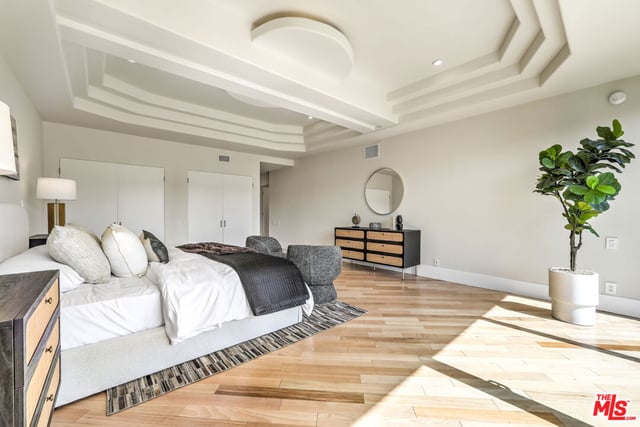 339 N Palm Drive 201, Beverly Hills, CA 90210 — photo 18 of 35