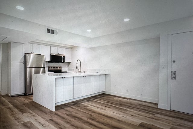 750 N Kings 105, West Hollywood, CA 90069 — photo 2 of 20