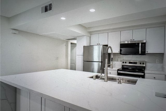 750 N Kings 105, West Hollywood, CA 90069 — photo 4 of 20