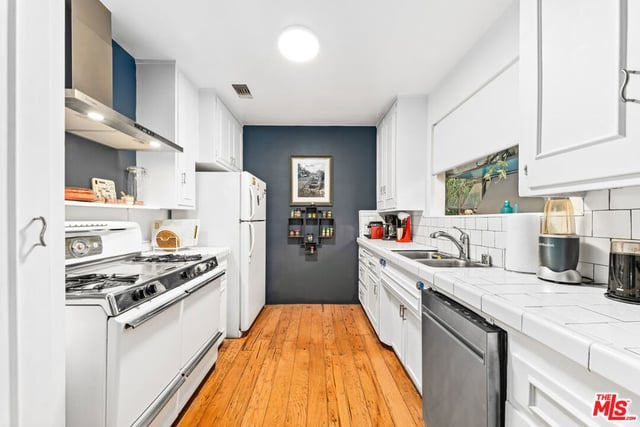 1330 N Crescent Heights Boulevard 16, West Hollywood, CA 90046 — photo 11 of 33