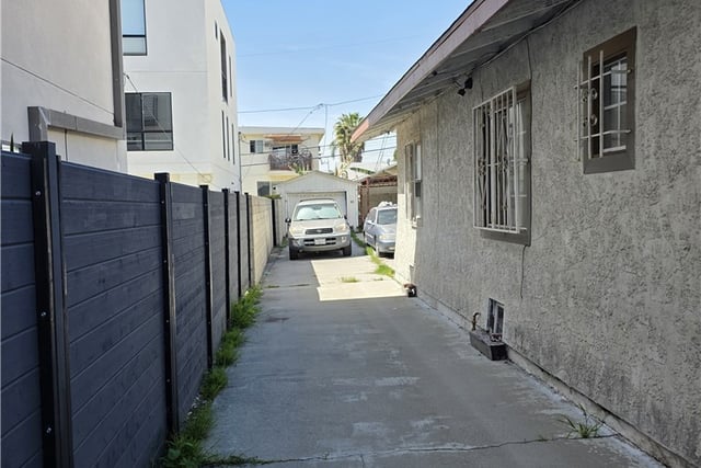 527 N Hobart, Los Angeles, CA 90004 — photo 4 of 4