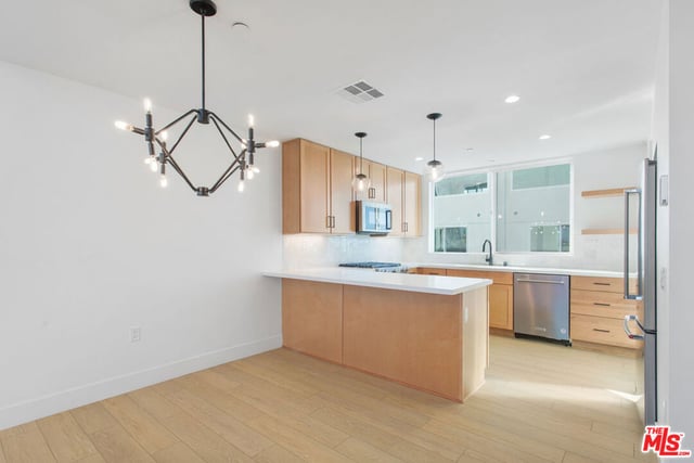 11212 W Victory Boulevard 7, Los Angeles, CA 91606 — photo 14 of 22