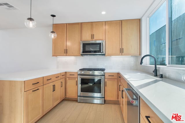 11212 W Victory Boulevard 7, Los Angeles, CA 91606 — photo 2 of 22