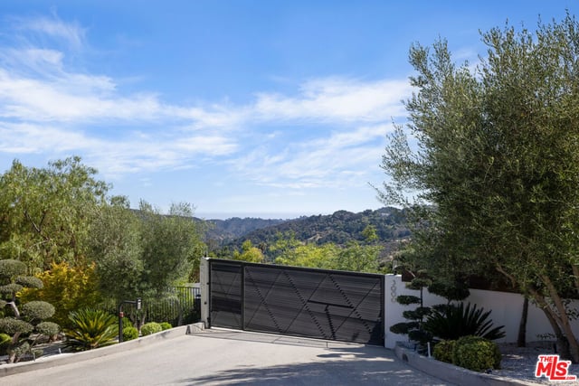 3000 Benedict Canyon Drive, Beverly Hills, CA 90210 — photo 4 of 25