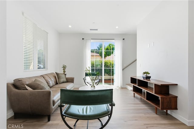 872 W Walnut Avenue A, Monrovia, CA 91016 — photo 5 of 37