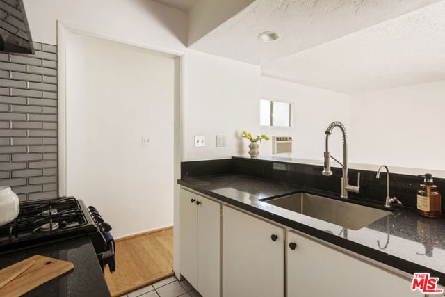 1561 Carmona Avenue, Los Angeles, CA 90019 — photo 31 of 50