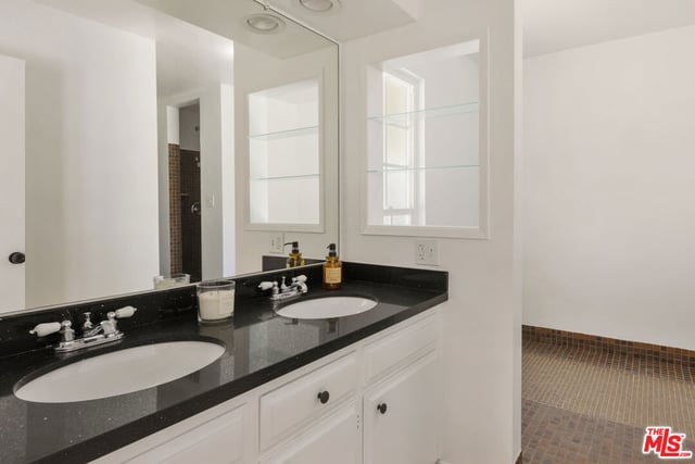 1561 Carmona Avenue, Los Angeles, CA 90019 — photo 32 of 50