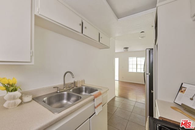 1561 Carmona Avenue, Los Angeles, CA 90019 — photo 42 of 50