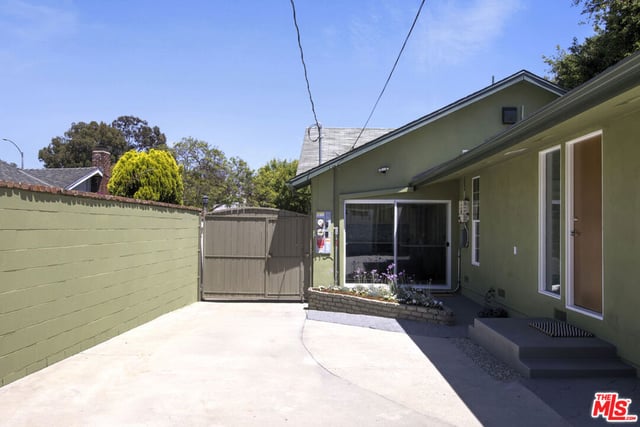 1561 Carmona Avenue, Los Angeles, CA 90019 — photo 46 of 50