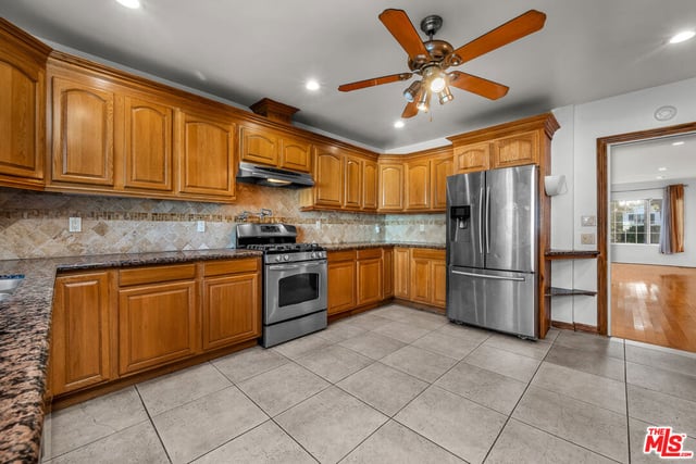 922 S Bundy Drive, Los Angeles, CA 90049 — photo 10 of 35