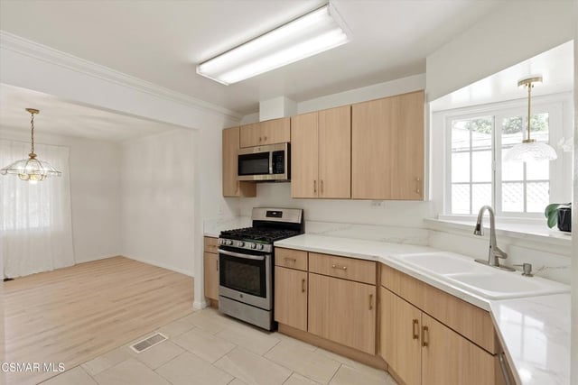 1130 N Maple Street, Burbank, CA 91505 — photo 10 of 60