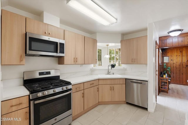 1130 N Maple Street, Burbank, CA 91505 — photo 8 of 60