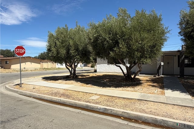 1047 W Avenue H6, Lancaster, CA 93534 — photo 3 of 24
