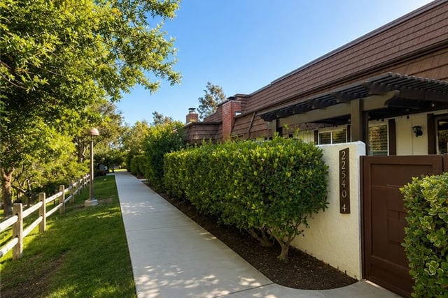 22540 Jeffrey Mark Court 4, Chatsworth, CA 91311 — photo 2 of 13