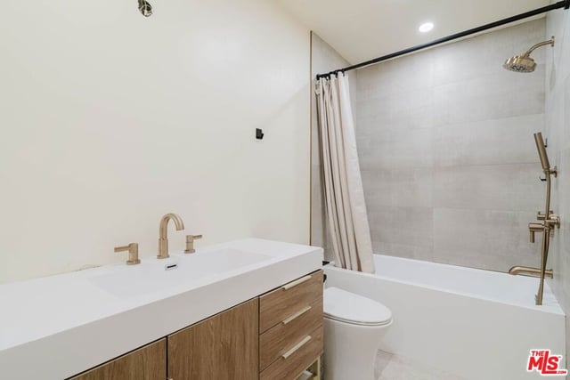 9659 Via Torino 149, Burbank, CA 91504 — photo 17 of 25