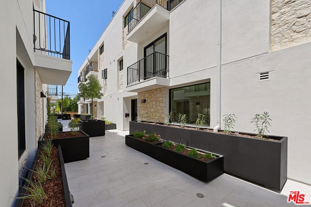 11967 Mayfield Ave 105, Los Angeles, CA 90049 — photo 47 of 59