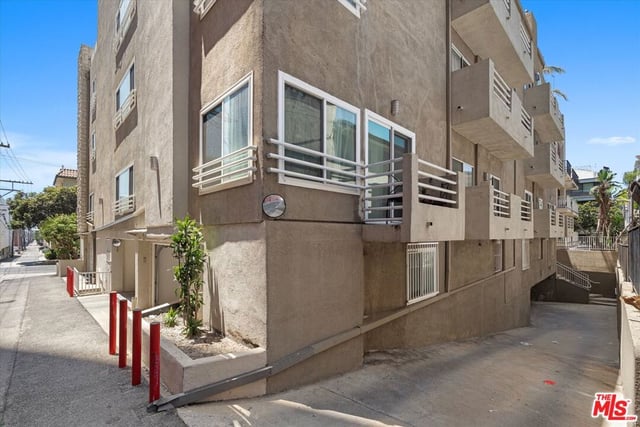 1160 Granville Avenue 108, Los Angeles, CA 90049 — photo 42 of 65