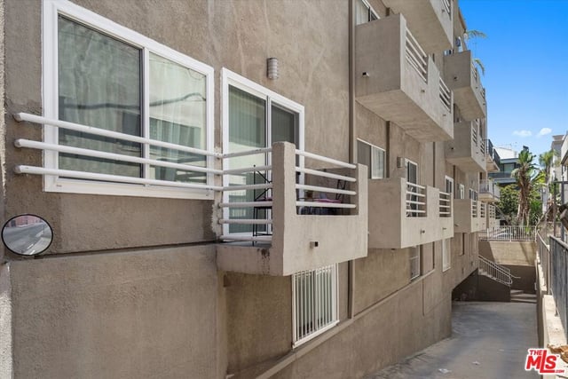 1160 Granville Avenue 108, Los Angeles, CA 90049 — photo 43 of 65
