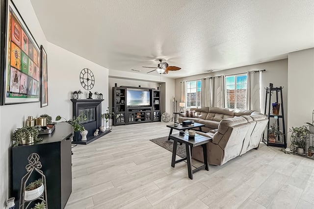 1302 Wellington Drive, Palmdale, CA 93551 — photo 12 of 63