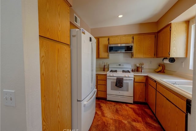 31371 The old Rd E, Castaic, CA 91384 — photo 8 of 23