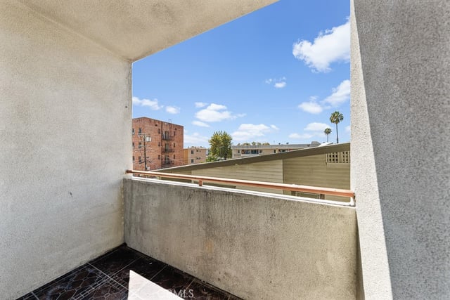 908 S Ardmore Avenue 304, Los Angeles, CA 90006 — photo 6 of 31